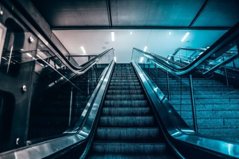 Chute dans un escalator à l'arrêt à Lyon : quels recours pour être indemnisé avec un avocat ?