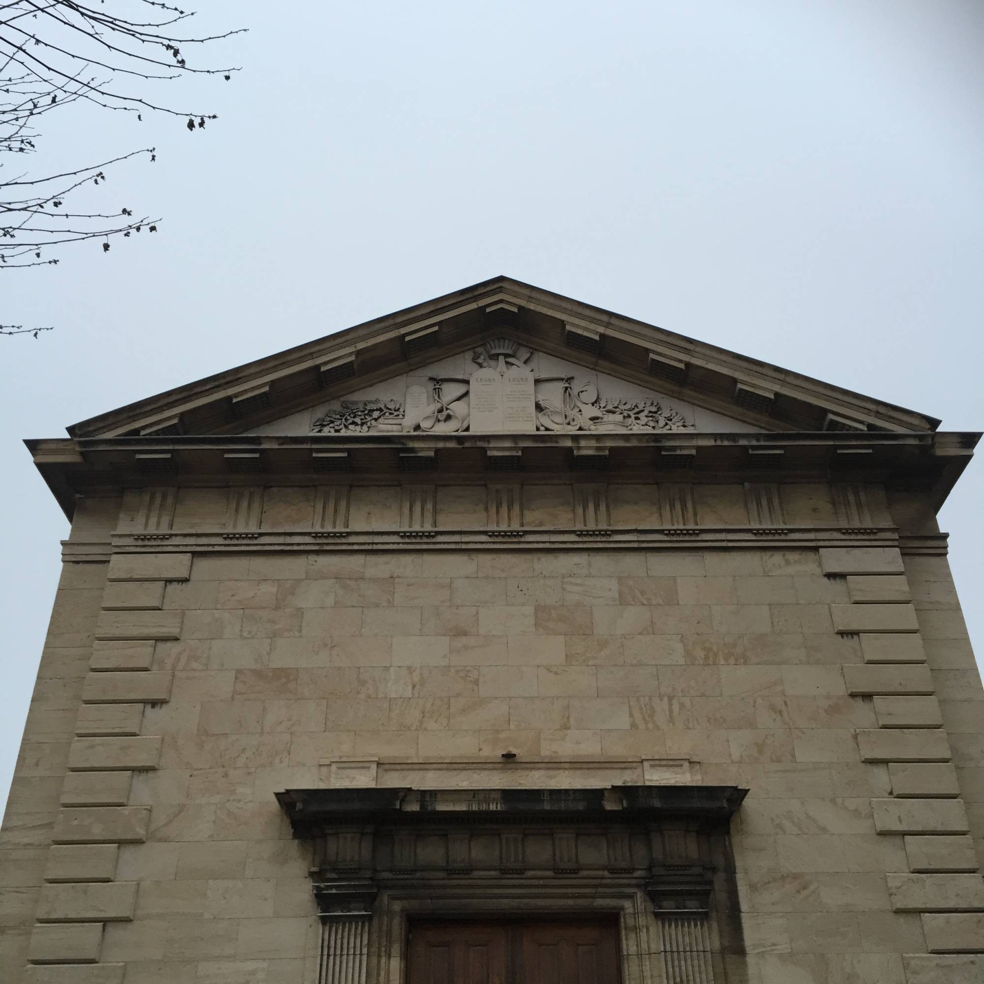 Le médecin doit vérifier l'état de son patient avec précision